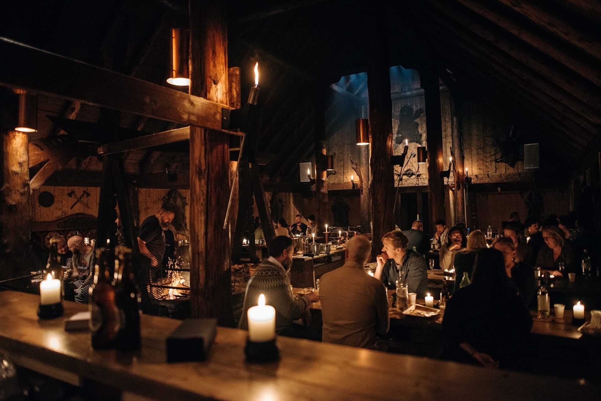 A candlelit dinner running the length of the barn