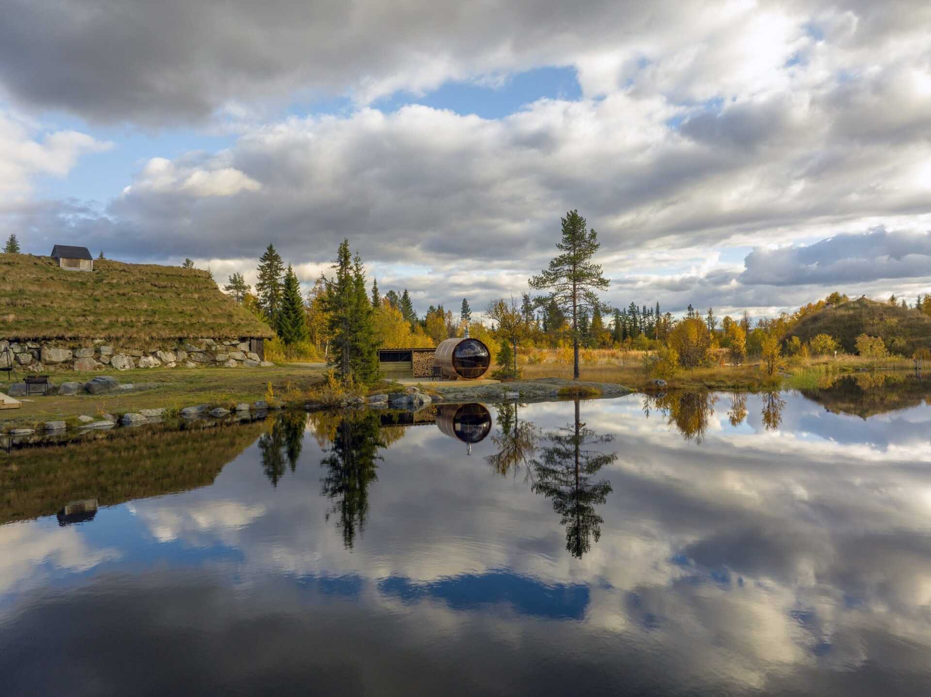 Innsjøen speilstille under en bevegelig himmel